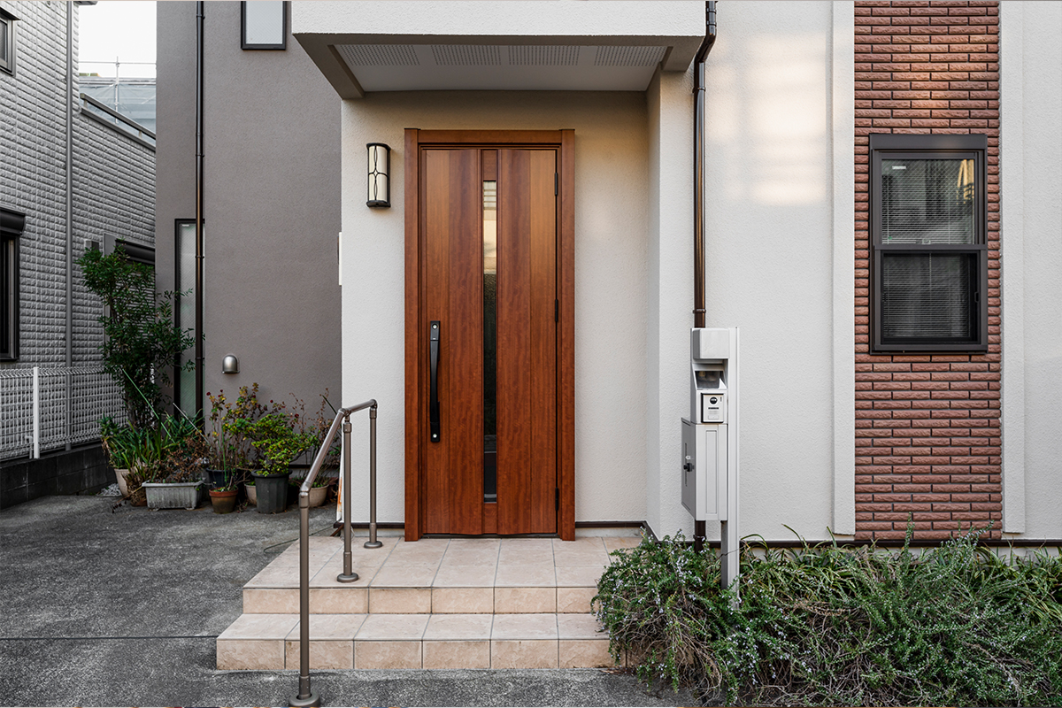 10-Things-to-Keep-in-Mind-When-Choosing-Your-Wooden-Front-Door